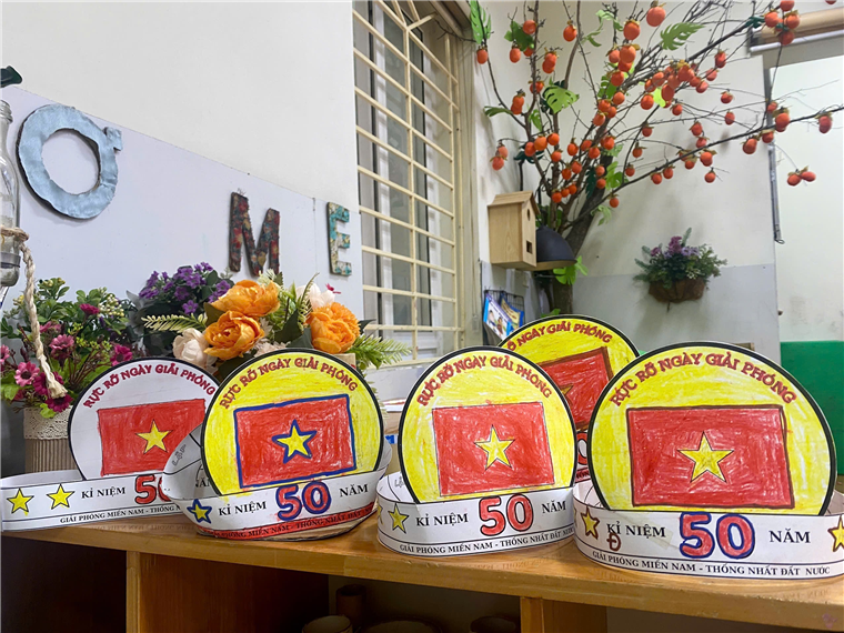 Ảnh có chứa văn bản, Thiết kế hoa cỏ, cây trồng trong nhà, tòa nhà

Mô tả được tạo tự động