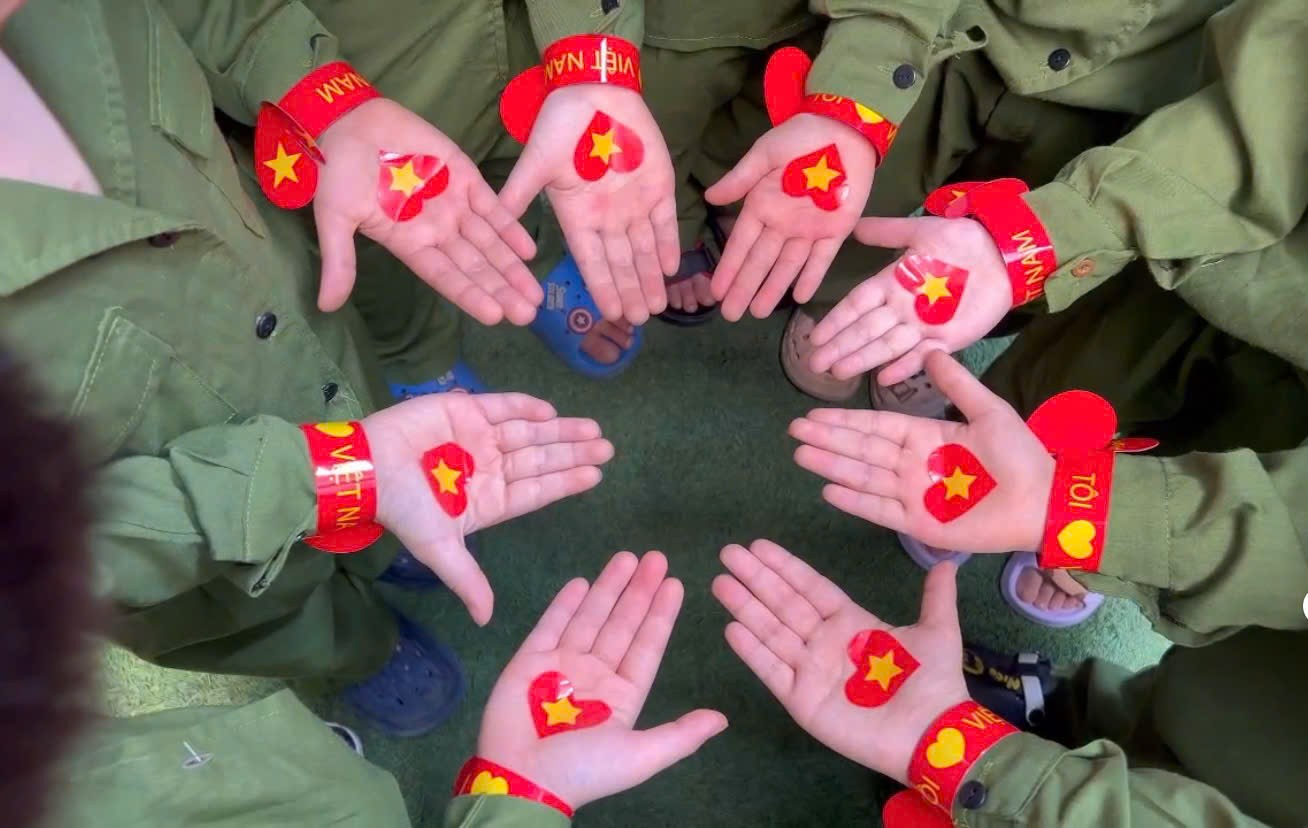 Ảnh có chứa bánh sinh nhật, đồ chơi, trong nhà

Mô tả được tạo tự động