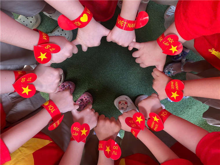 Ảnh có chứa người, trang phục, hoa, màu đỏ

Mô tả được tạo tự động