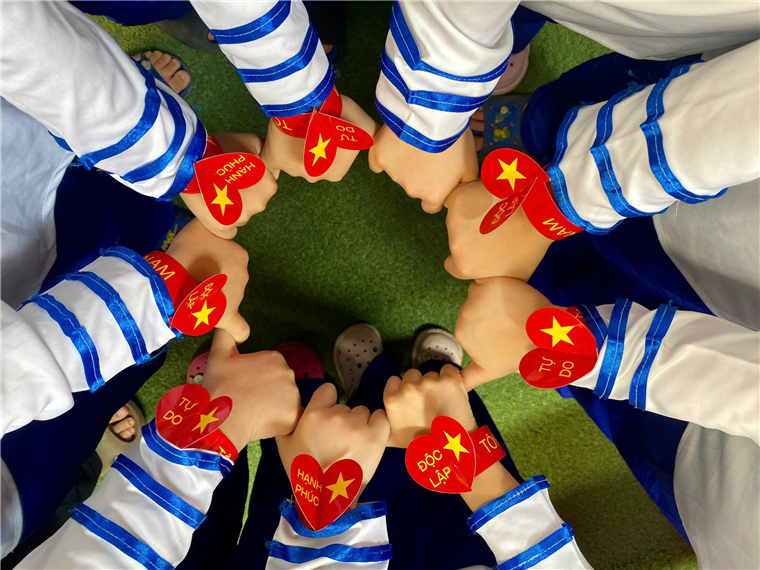 Ảnh có chứa người, trang phục, Khiêu vũ

Mô tả được tạo tự động