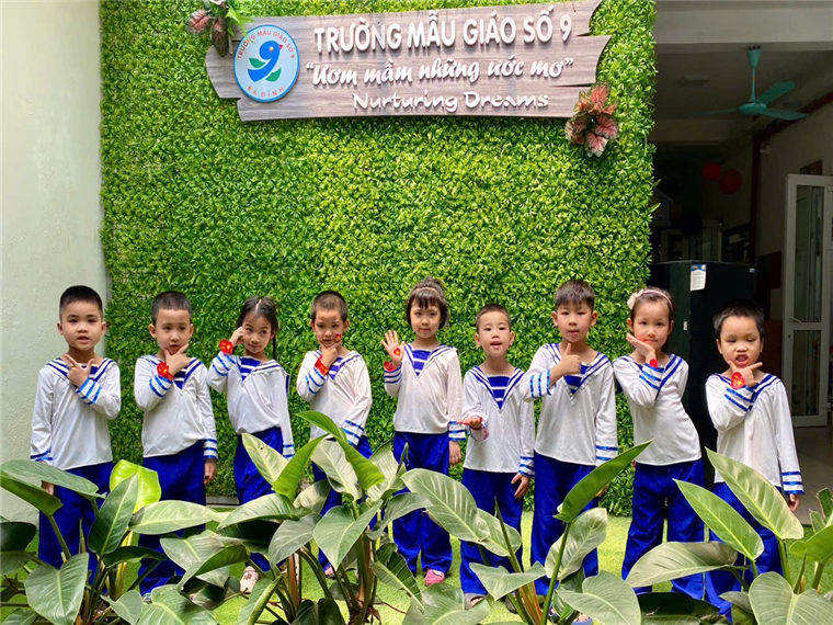 Ảnh có chứa người, cười, trang phục, thực vật

Mô tả được tạo tự động