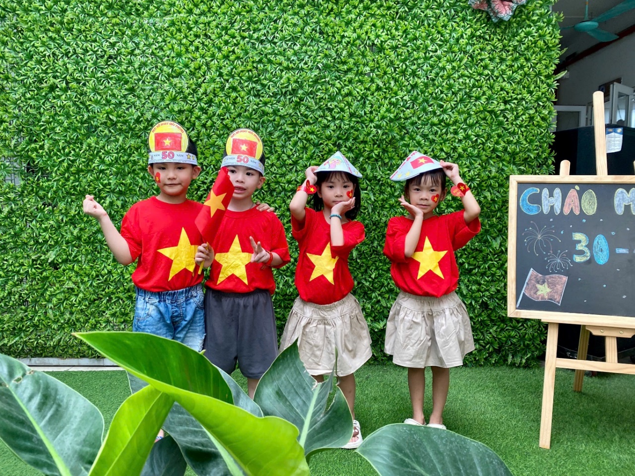 Ảnh có chứa trang phục, người, ngoài trời, cỏ

Mô tả được tạo tự động