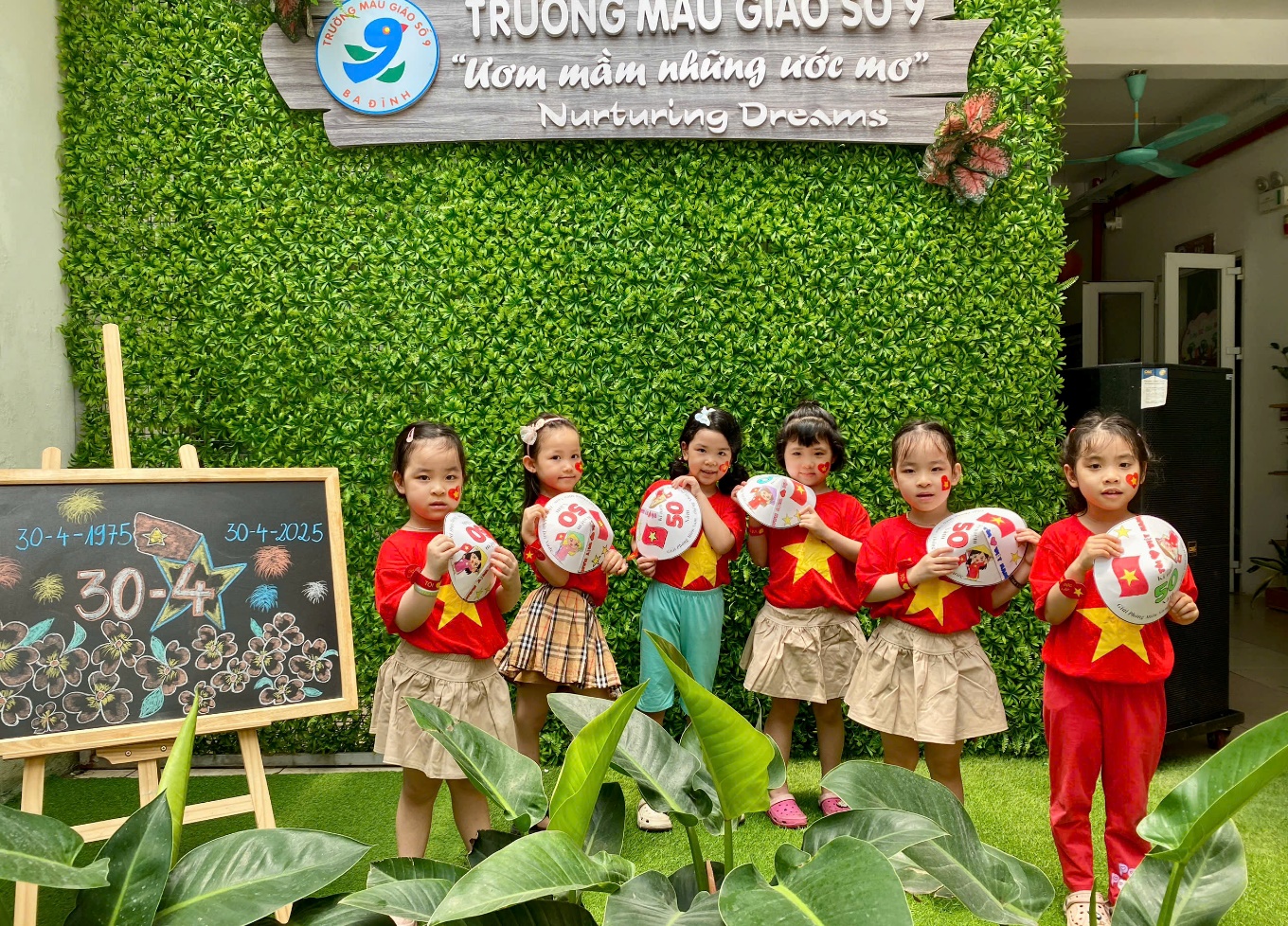 Ảnh có chứa trang phục, người, cười, hoa

Mô tả được tạo tự động