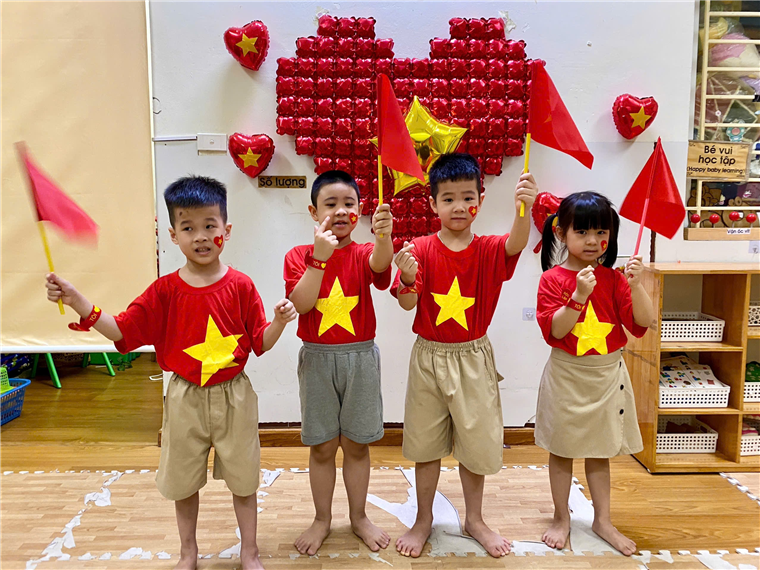 Ảnh có chứa trang phục, người, giày dép, cười

Mô tả được tạo tự động