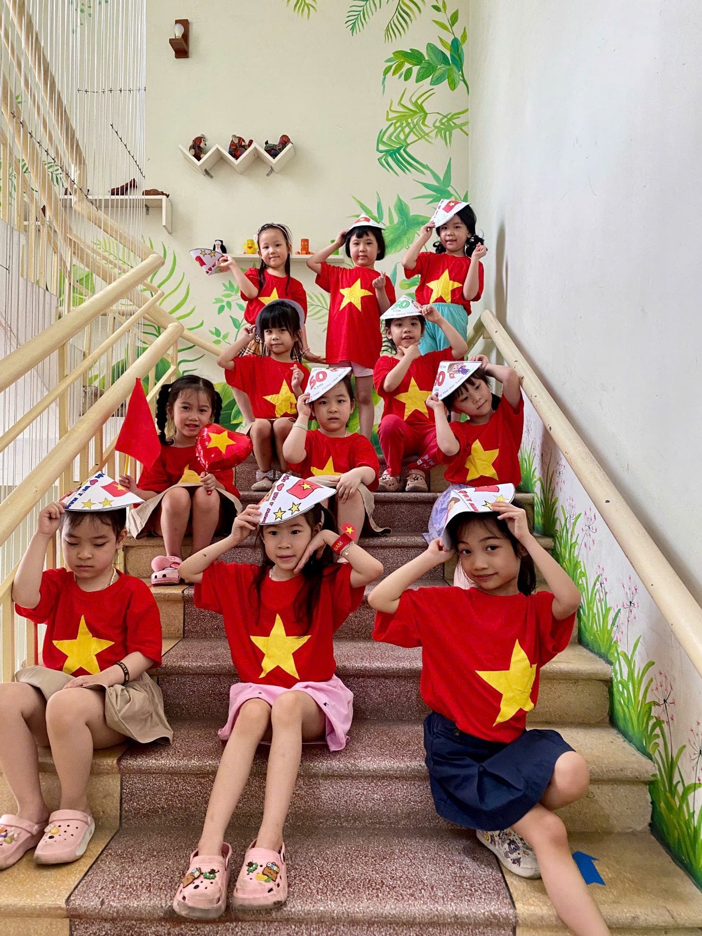 Ảnh có chứa trang phục, người, giày dép, tường

Mô tả được tạo tự động