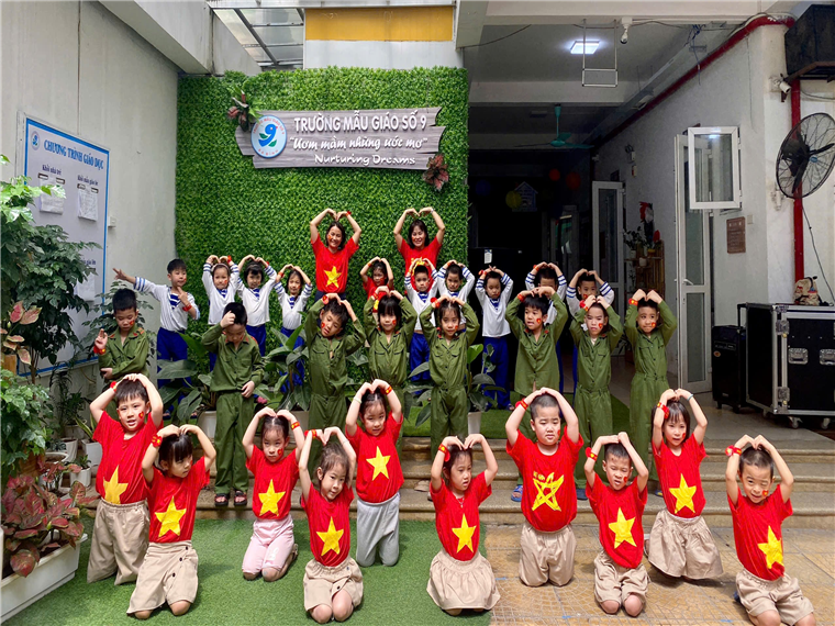 Ảnh có chứa trang phục, tòa nhà, giáng sinh, thực vật

Mô tả được tạo tự động