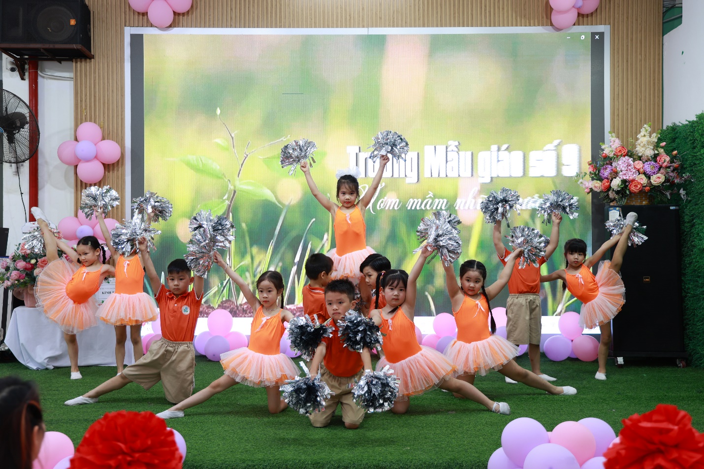 Ảnh có chứa cỏ, trang phục, người, cô gái

Mô tả được tạo tự động