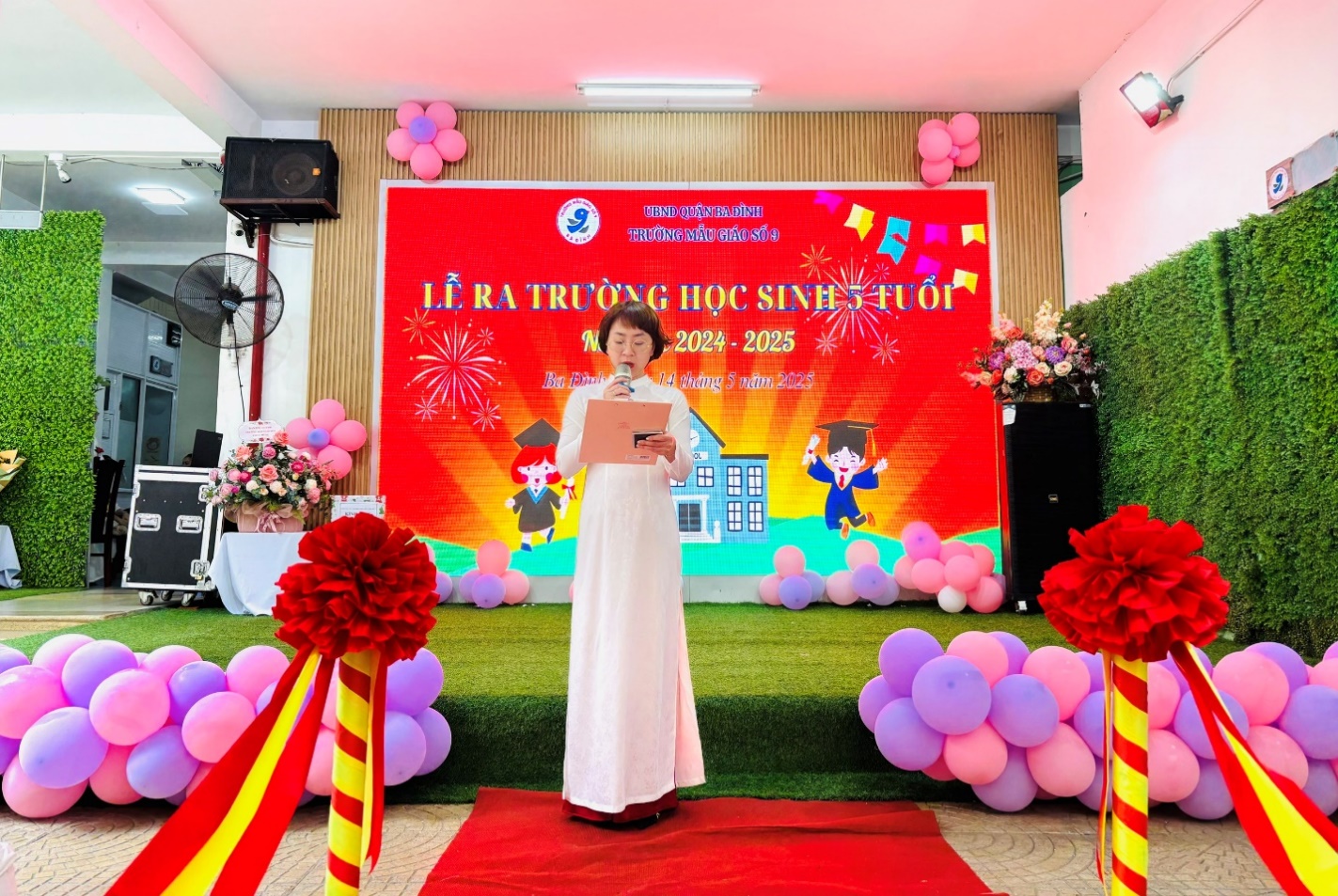 Ảnh có chứa văn bản, váy, bóng bay, váy cưới

Mô tả được tạo tự động