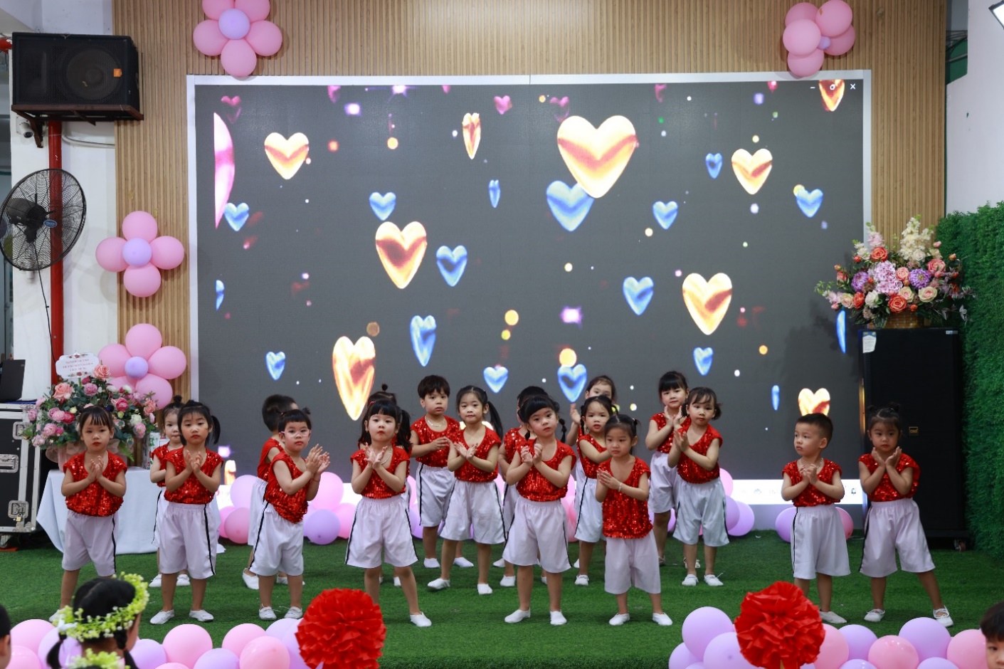 Ảnh có chứa trang phục, cỏ, bóng bay, Đồ dùng cho tiệc

Mô tả được tạo tự động