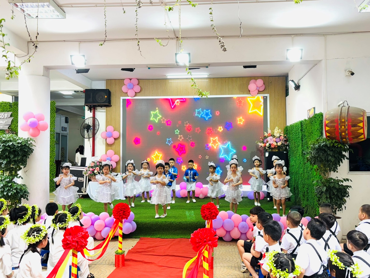 Ảnh có chứa trang phục, hoa, người, thực vật

Mô tả được tạo tự động