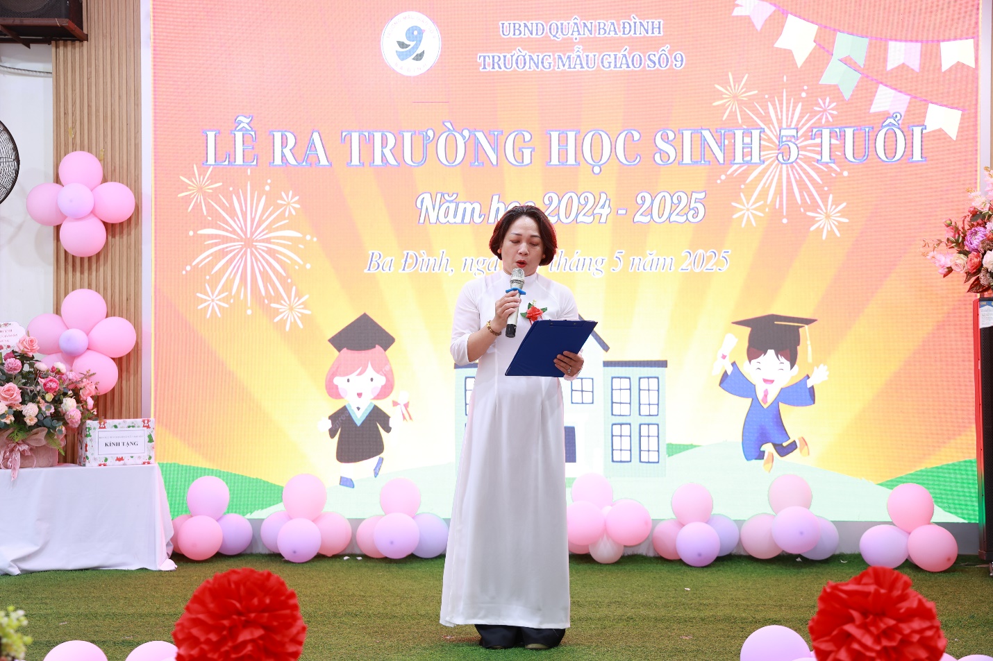 Ảnh có chứa trang phục, văn bản, bóng bay, cỏ

Mô tả được tạo tự động