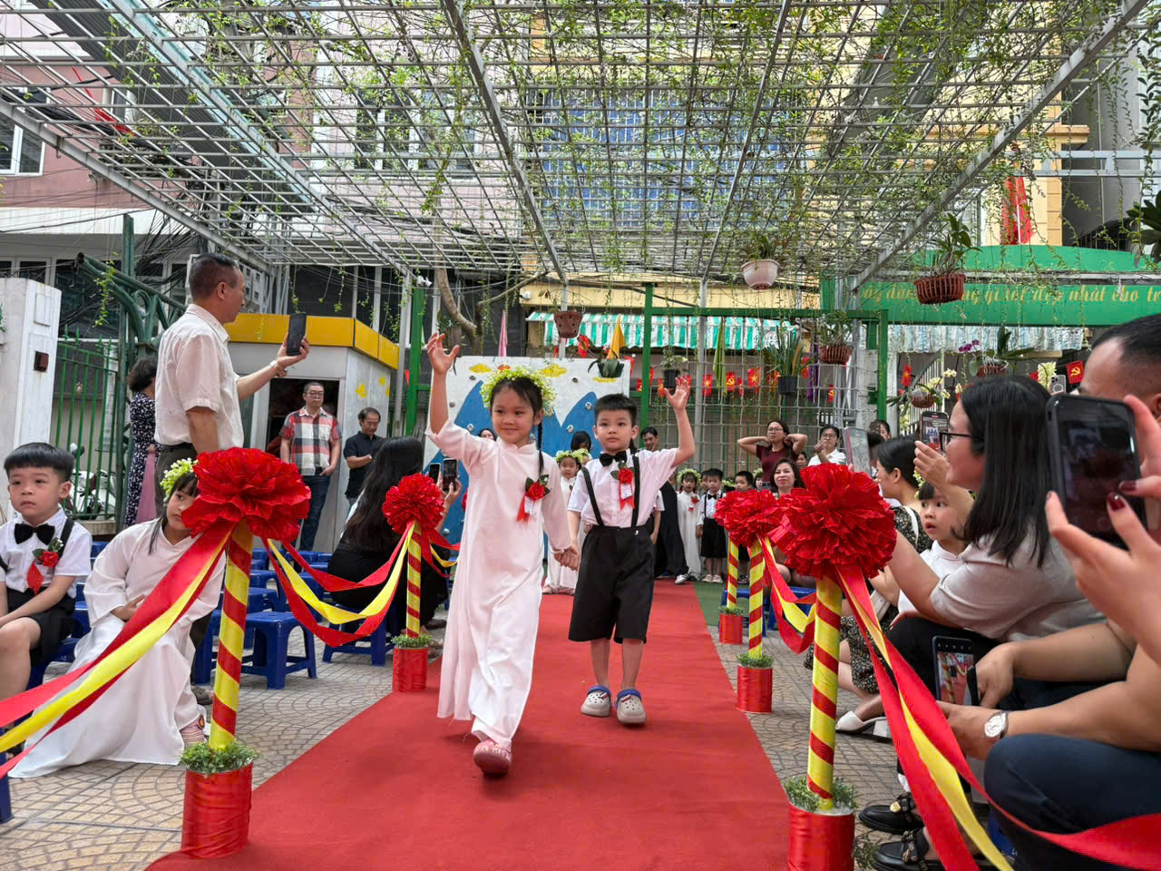 Ảnh có chứa trang phục, người, phụ nữ, Khiêu vũ

Mô tả được tạo tự động