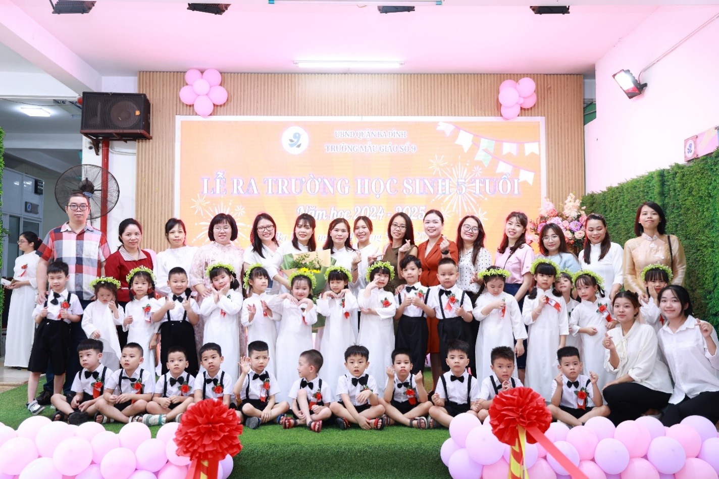 Ảnh có chứa người, trang phục, cười, bóng bay

Mô tả được tạo tự động