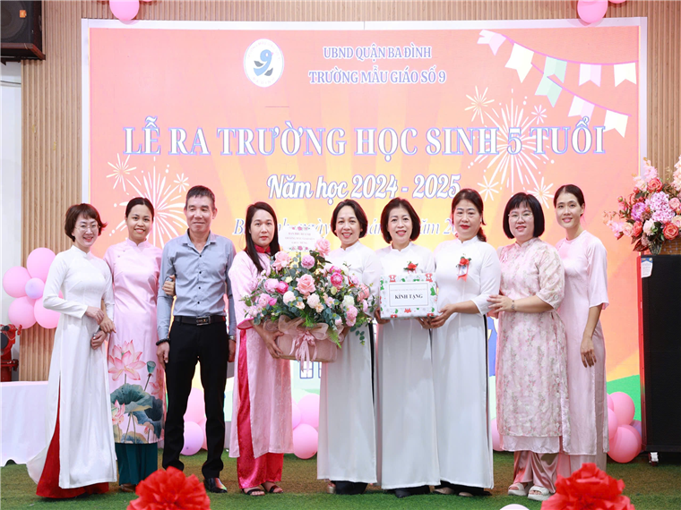 Ảnh có chứa người, trang phục, văn bản, cười

Mô tả được tạo tự động