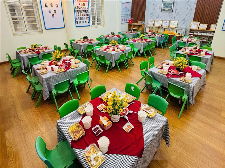 Ảnh có chứa trong nhà, đồ đạc, bàn, sàn

Mô tả được tạo tự động