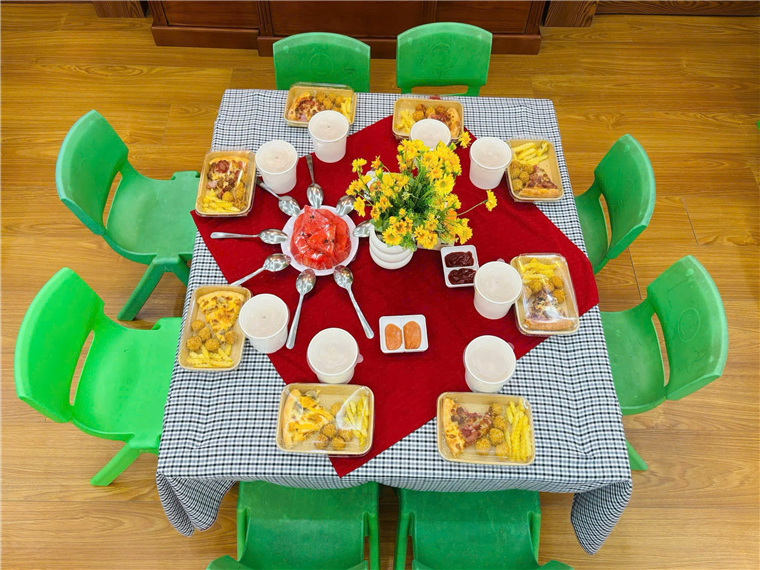 Ảnh có chứa bàn, đồ đạc, đồ để trên bàn, trong nhà

Mô tả được tạo tự động