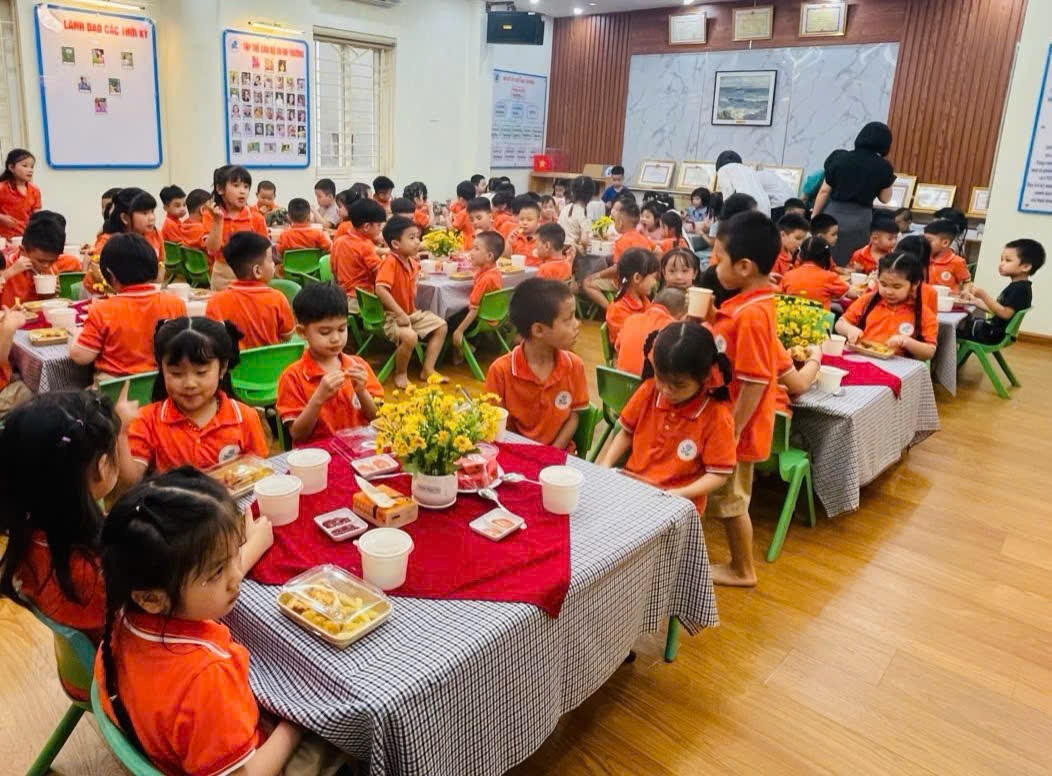 Ảnh có chứa trang phục, trong nhà, người, trường học

Mô tả được tạo tự động