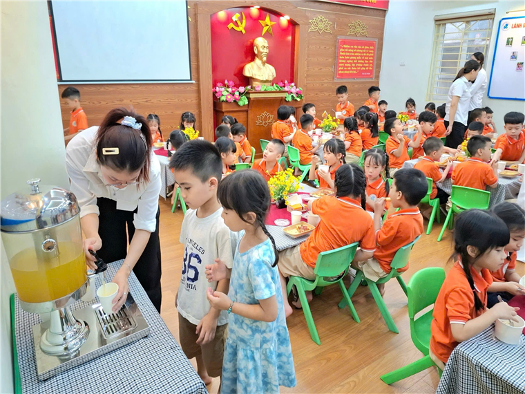 Ảnh có chứa trang phục, trong nhà, người, cậu bé

Mô tả được tạo tự động