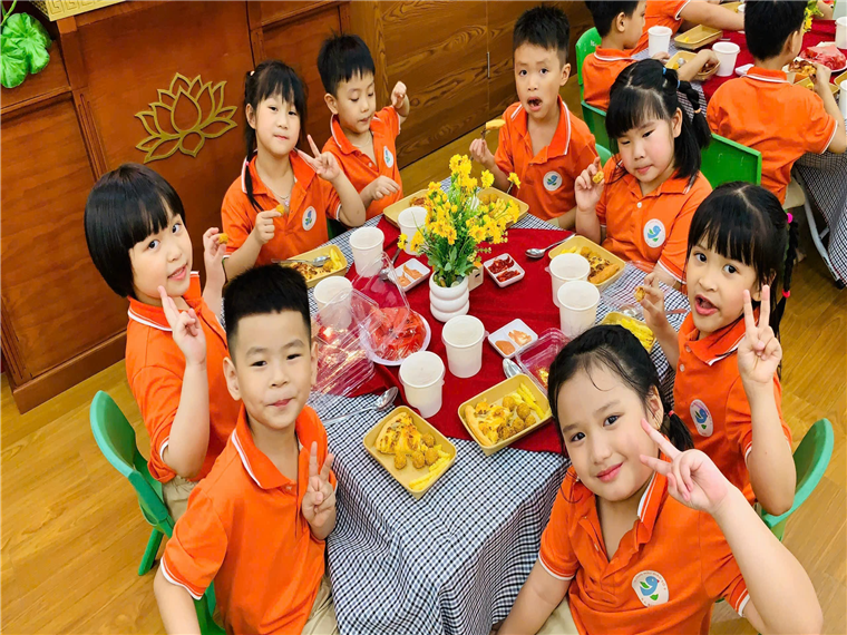 Ảnh có chứa trang phục, Mặt người, người, trong nhà

Mô tả được tạo tự động