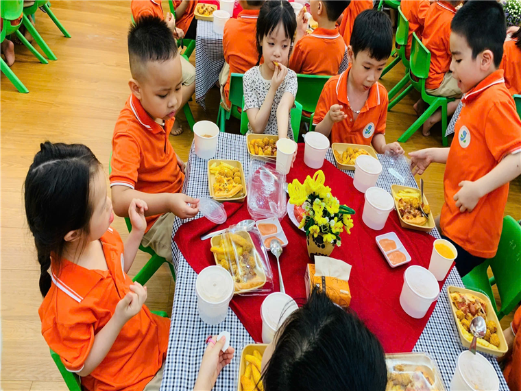 Ảnh có chứa trang phục, người, Mặt người, cậu bé

Mô tả được tạo tự động