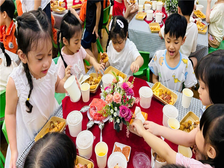 Ảnh có chứa người, trang phục, hoa, Mặt người

Mô tả được tạo tự động