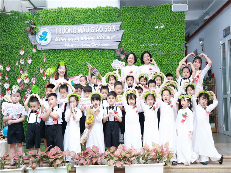 Ảnh có chứa trang phục, người, váy cưới, cười

Mô tả được tạo tự động