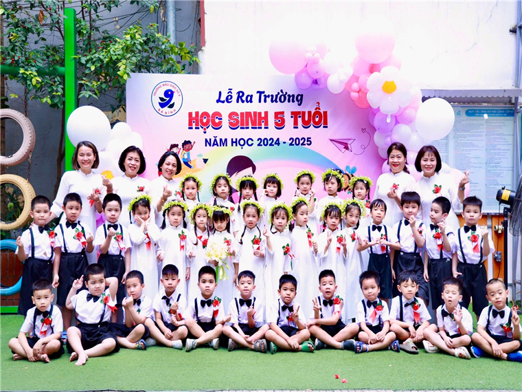 Ảnh có chứa người, trang phục, cười, văn bản

Mô tả được tạo tự động