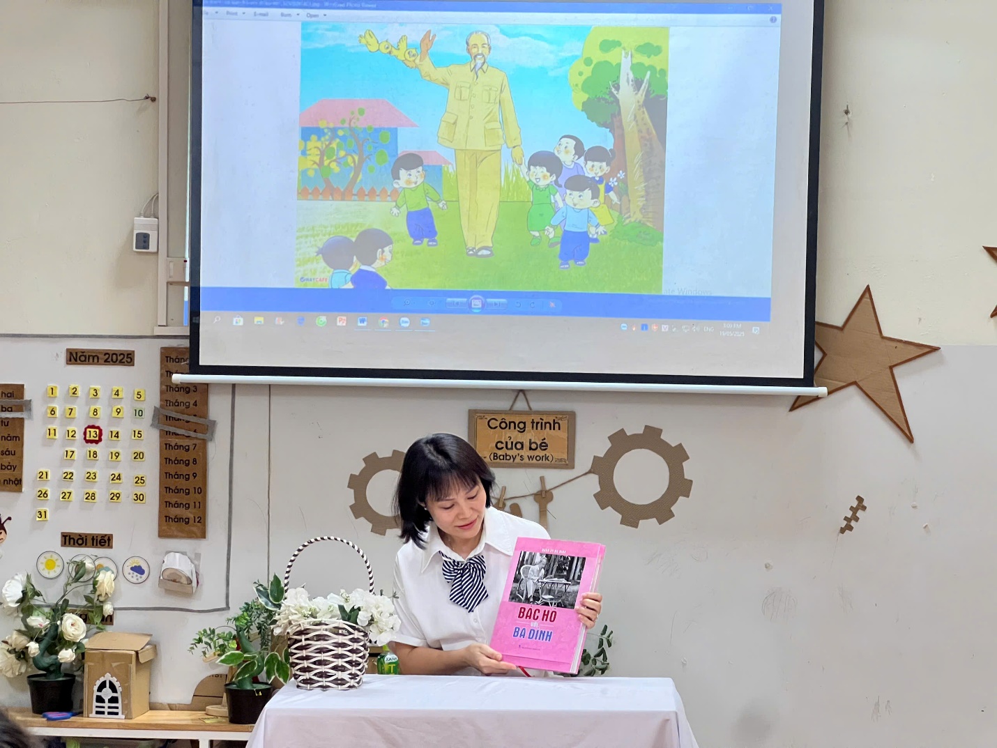 Ảnh có chứa văn bản, trang phục, tường, đồ đạc

Mô tả được tạo tự động