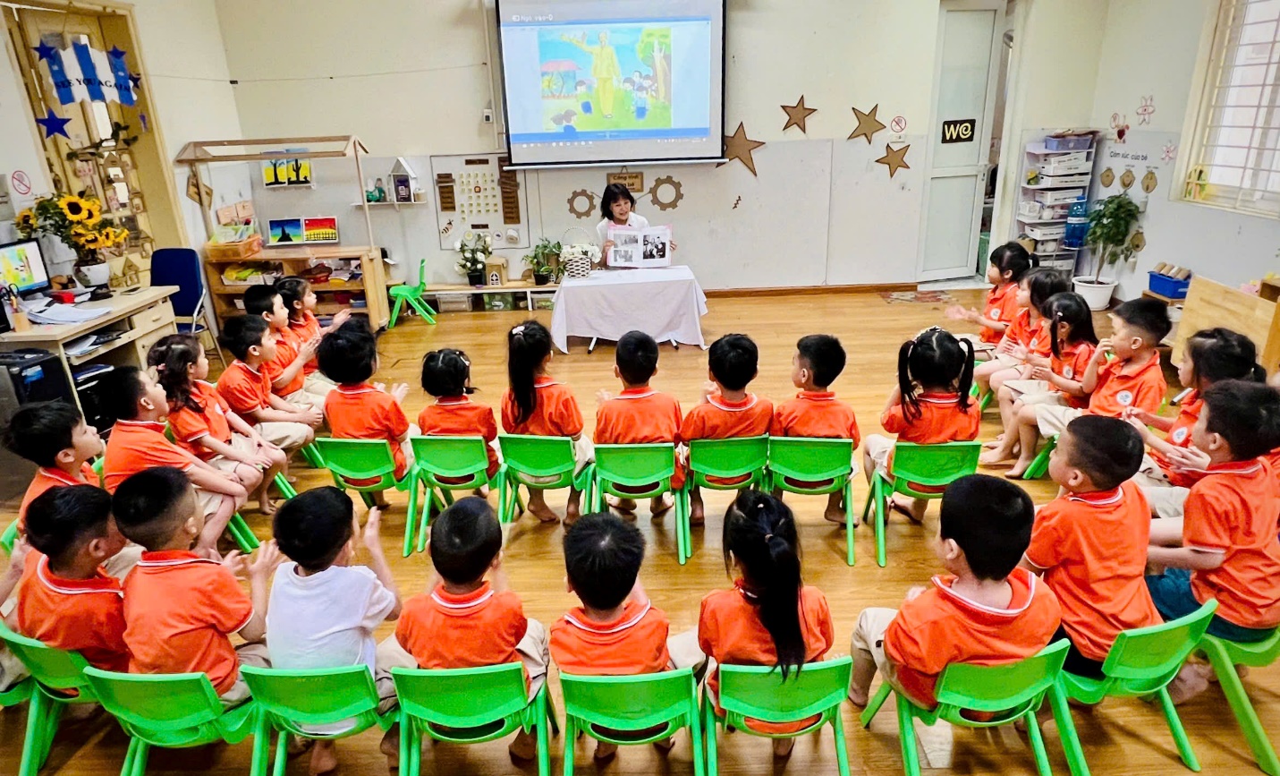 Ảnh có chứa trong nhà, người, trang phục, trường học

Mô tả được tạo tự động