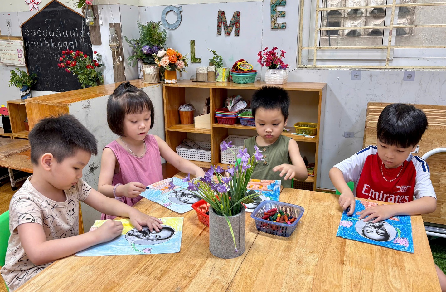 Ảnh có chứa trang phục, người, trẻ tập đi, Mặt người

Mô tả được tạo tự động