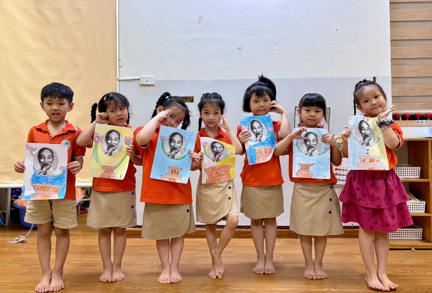 Ảnh có chứa trang phục, người, cô gái, giày dép

Mô tả được tạo tự động