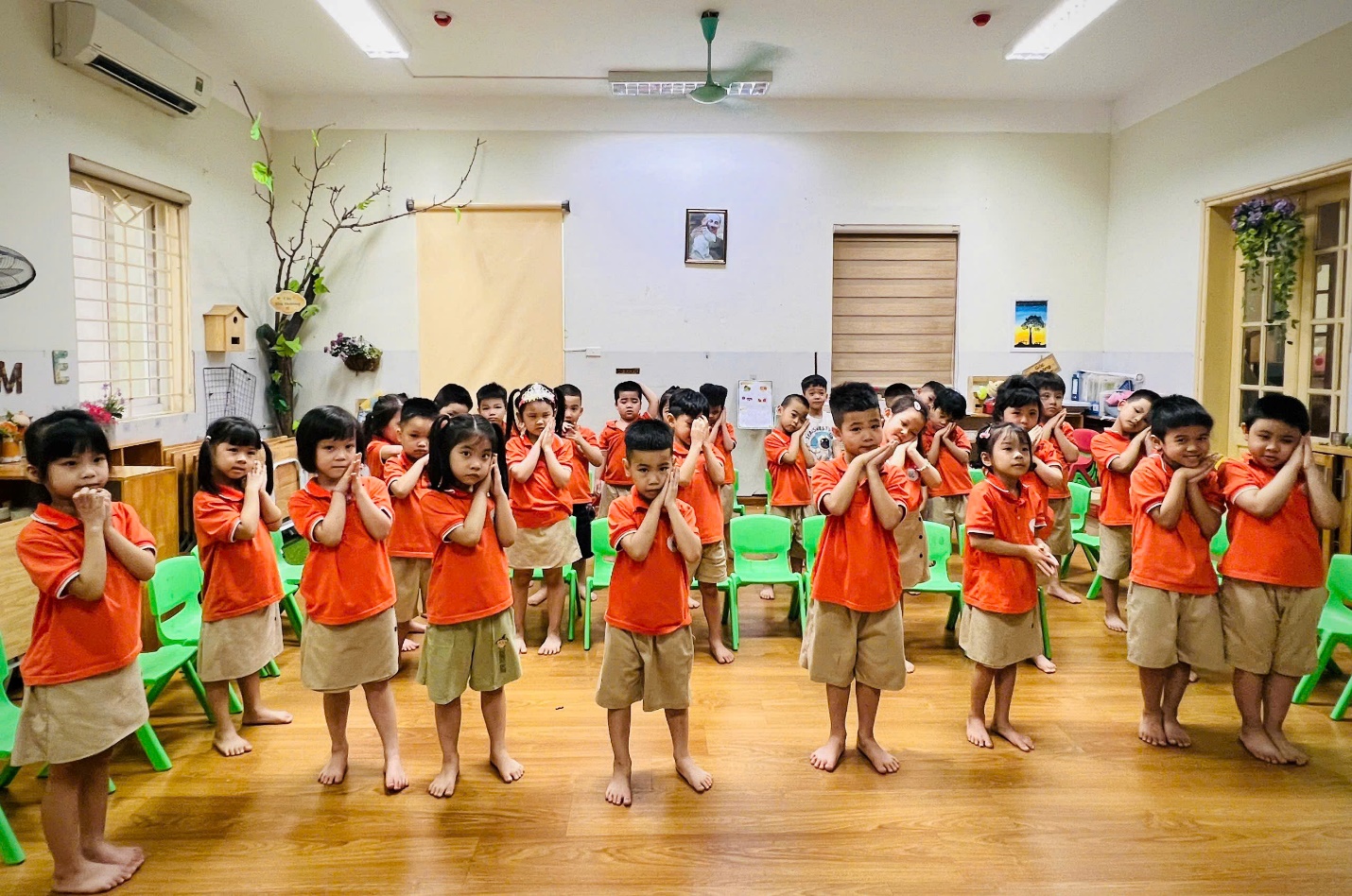 Ảnh có chứa người, trang phục, trong nhà, nhóm

Mô tả được tạo tự động