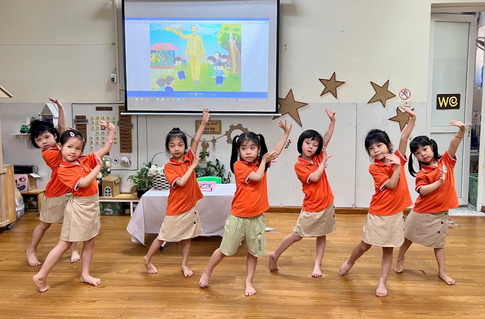 Ảnh có chứa người, trong nhà, trang phục, tường

Mô tả được tạo tự động