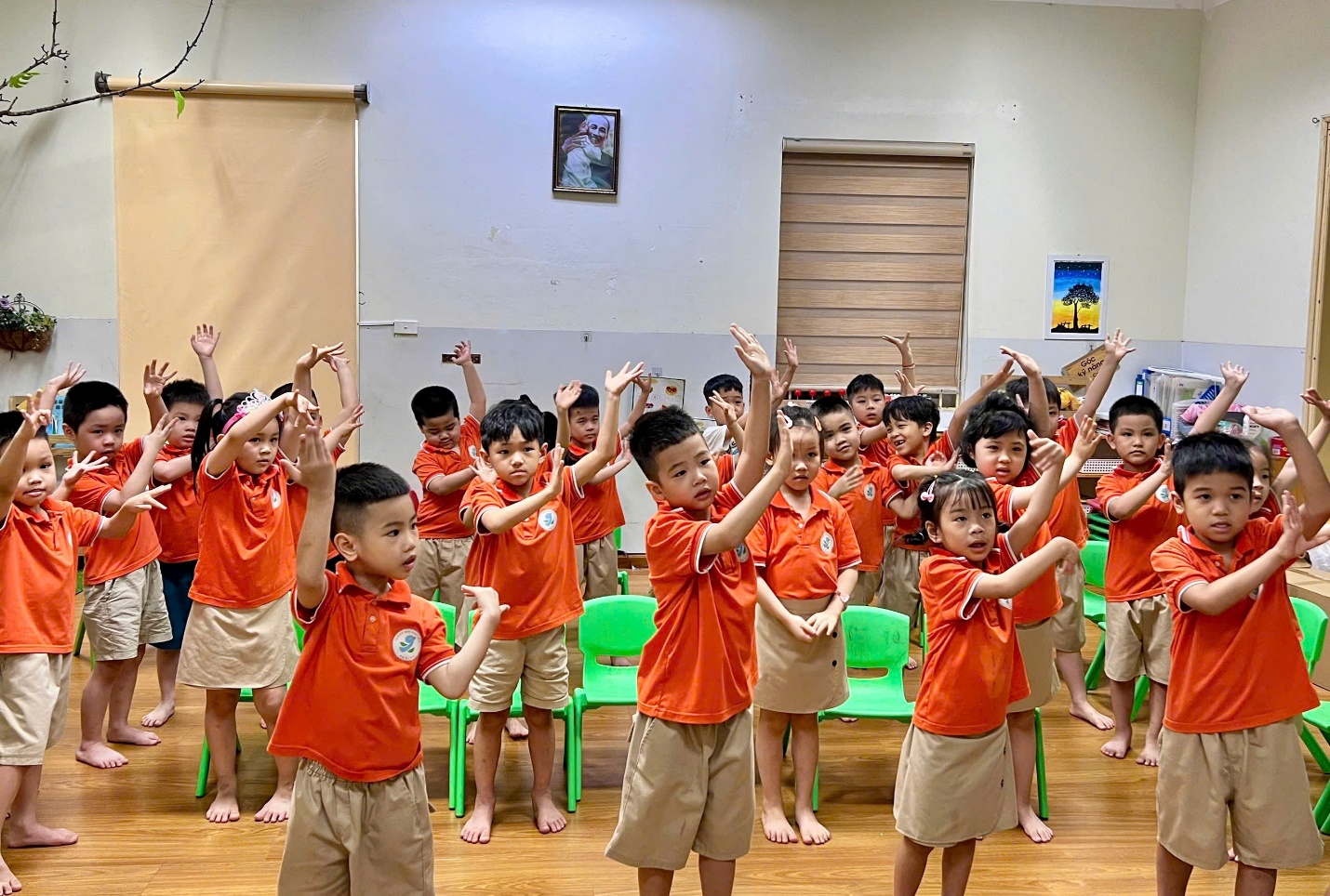 Ảnh có chứa người, trang phục, nhóm, trong nhà

Mô tả được tạo tự động