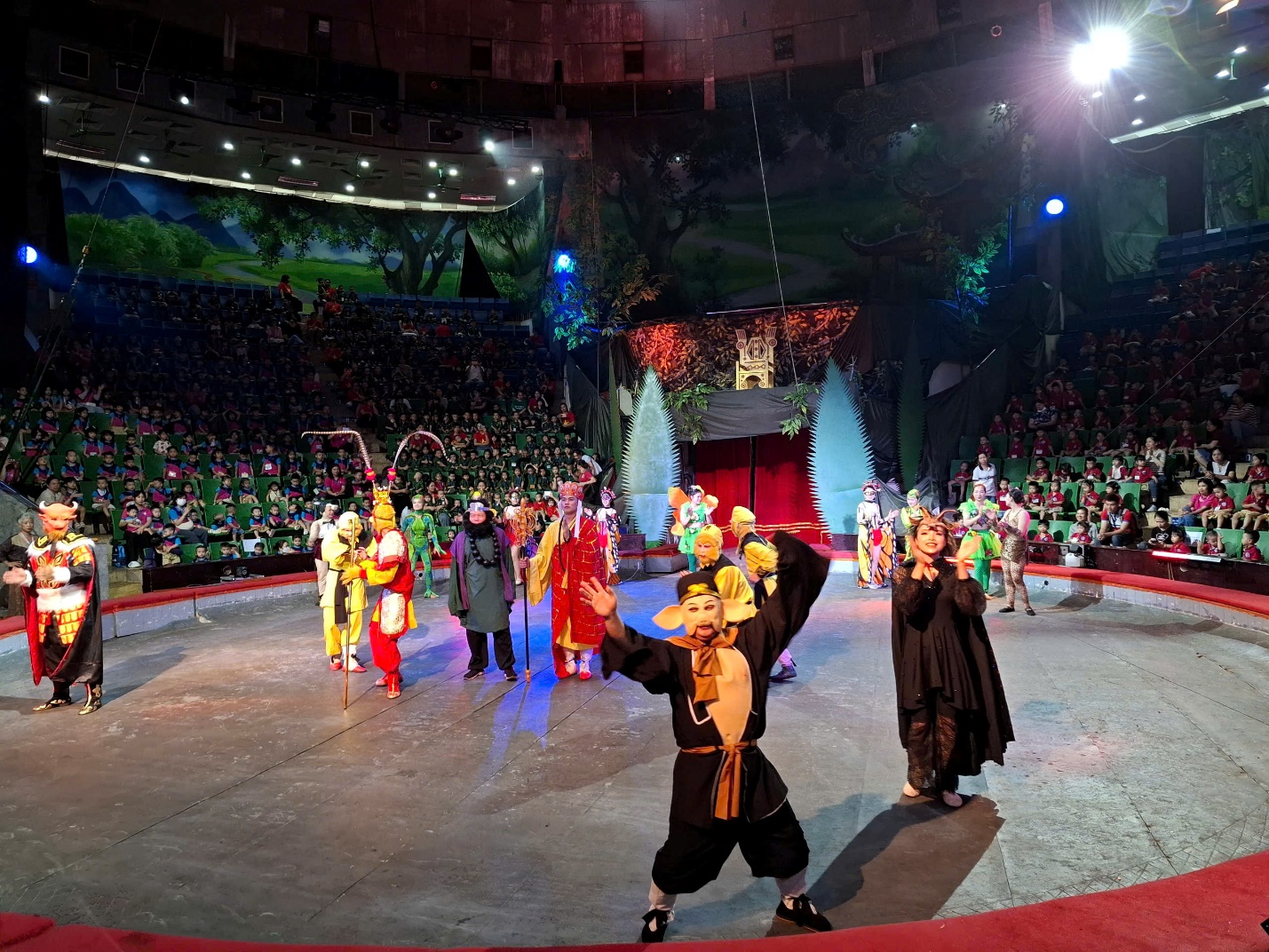 A group of people performing in a circus

AI-generated content may be incorrect.