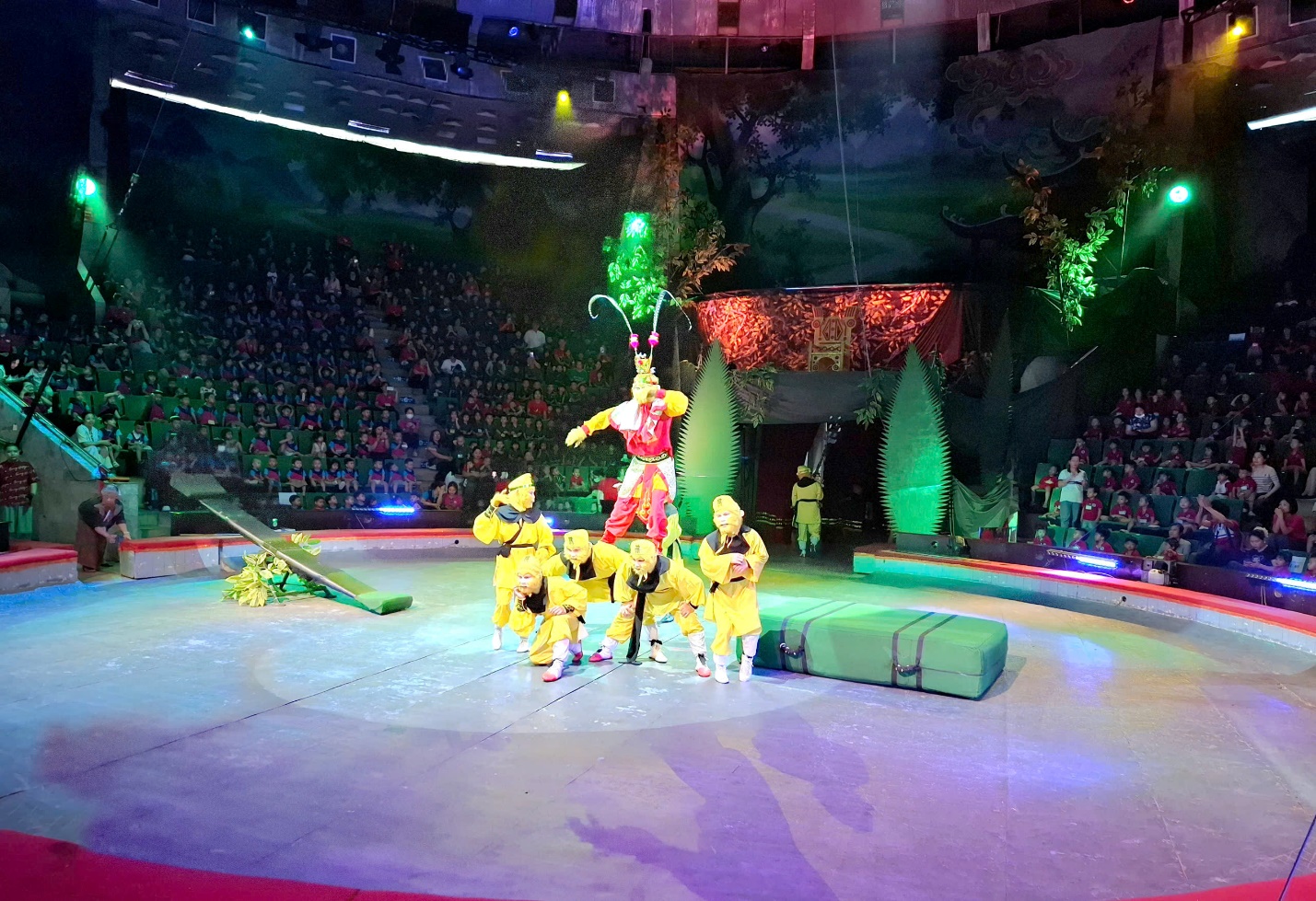 A group of people in clothing on a stage

AI-generated content may be incorrect.