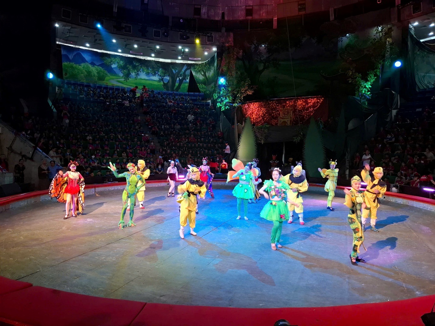 A group of people in clothing on a stage

AI-generated content may be incorrect.