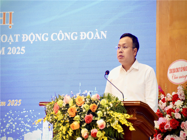 Ảnh có chứa văn bản, trang phục, Nghề bán hoa, Cắm hoa

Mô tả được tạo tự động