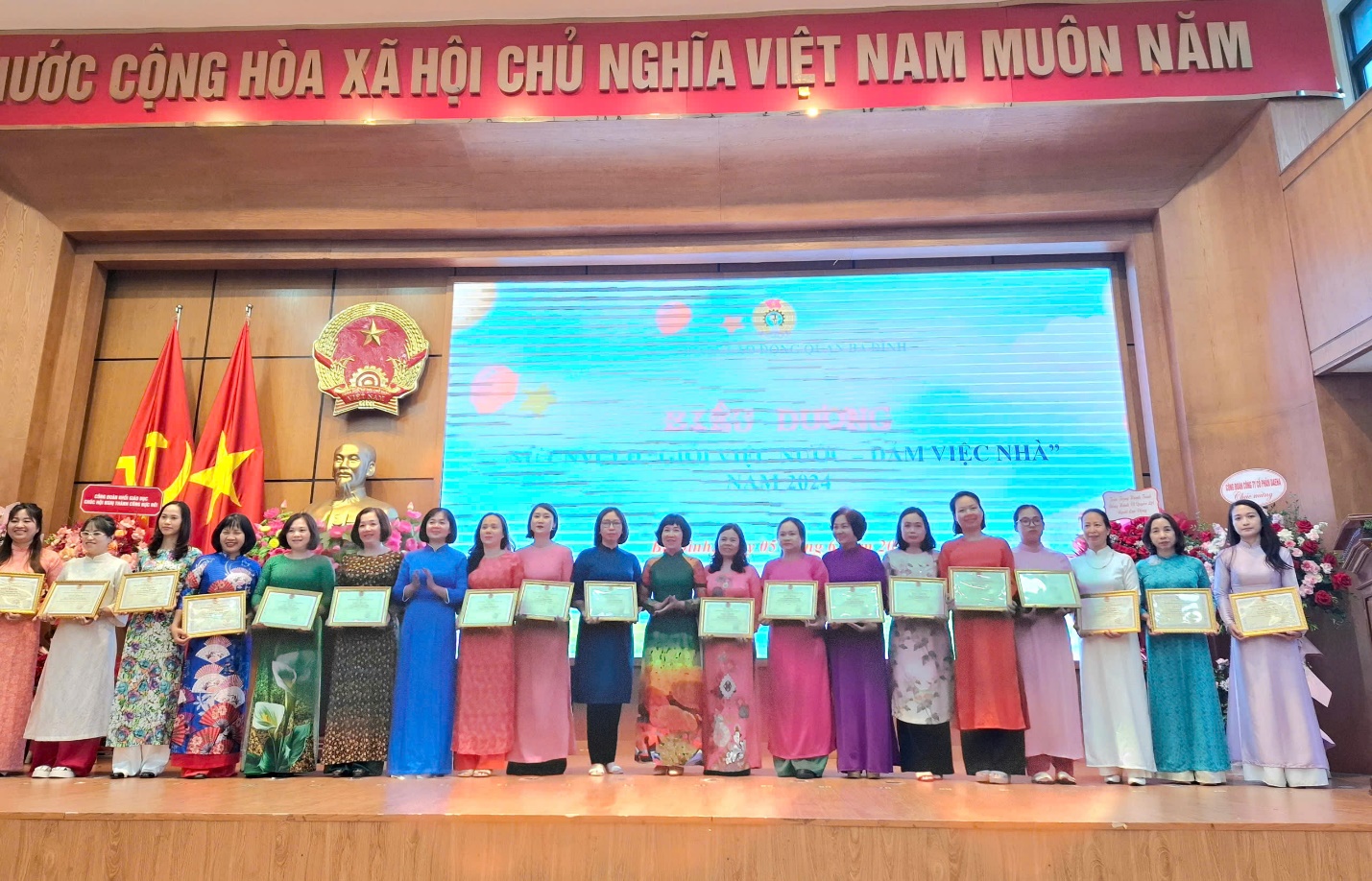 Ảnh có chứa trang phục, văn bản, trong nhà, người

Mô tả được tạo tự động