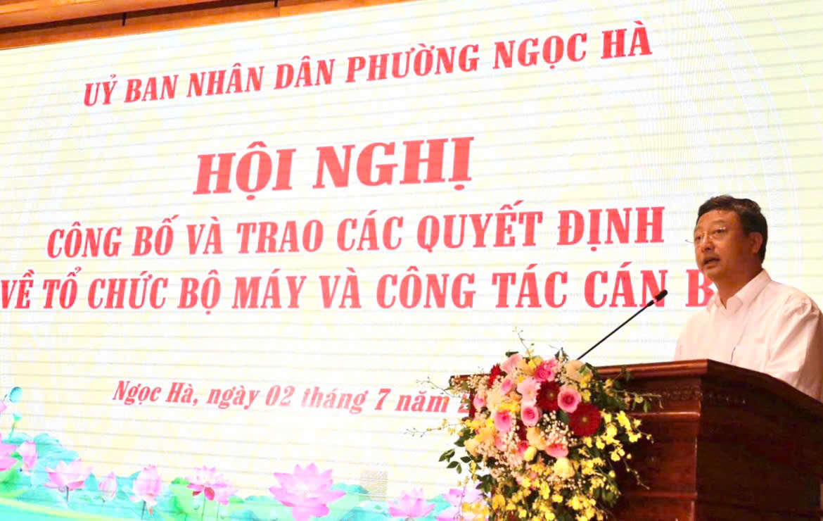 Ảnh có chứa văn bản, hoa, trang phục, Diễn thuyết công cộng

Mô tả được tạo tự động