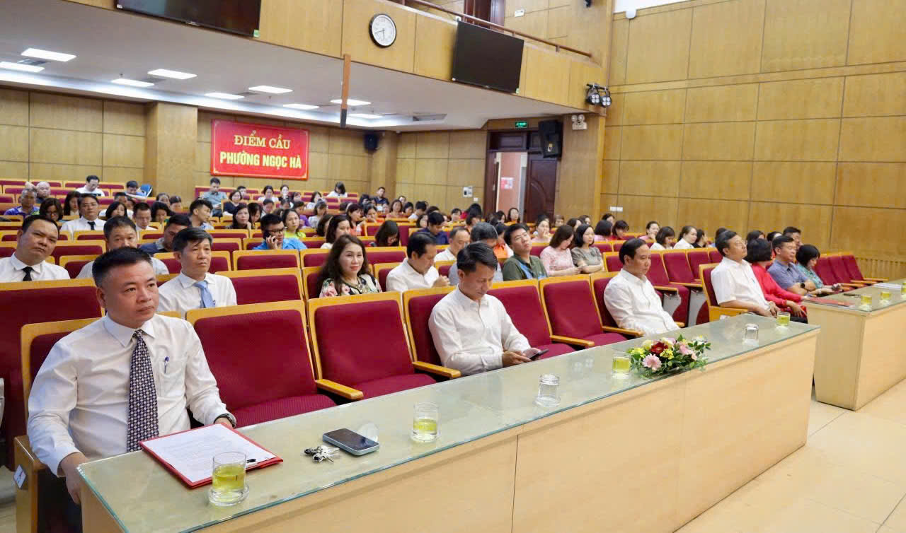 Ảnh có chứa trong nhà, trang phục, thính phòng, người

Mô tả được tạo tự động