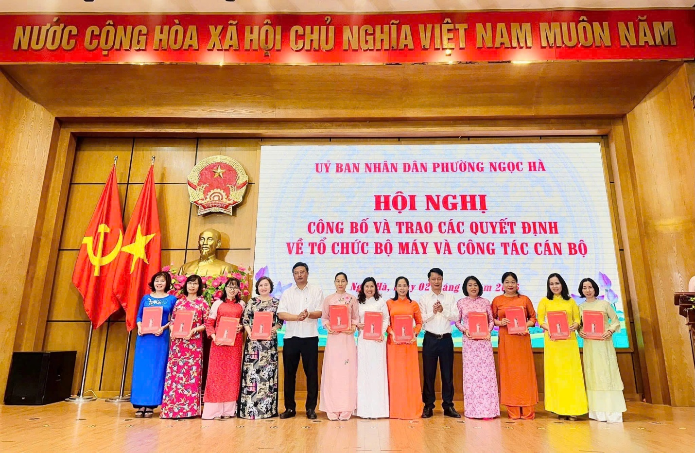 Ảnh có chứa văn bản, trang phục, người, trong nhà

Mô tả được tạo tự động