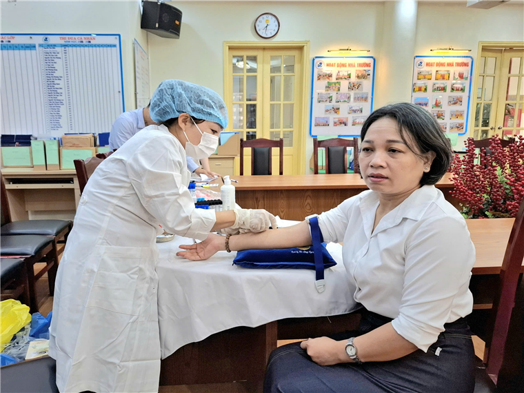 Ảnh có chứa trang phục, người, trong nhà, đồ đạc
Mô tả được tạo tự động