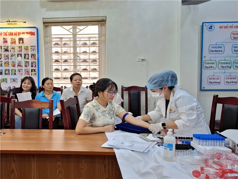 Ảnh có chứa trang phục, người, trong nhà, văn bản
Mô tả được tạo tự động