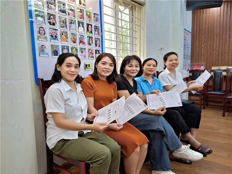 Ảnh có chứa trang phục, người, Mặt người, cười

Mô tả được tạo tự động