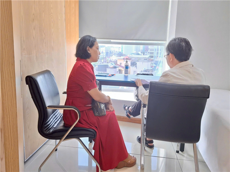 Ảnh có chứa trang phục, người, trong nhà, đồ đạc
Mô tả được tạo tự động