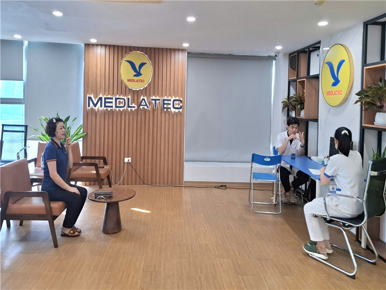 Ảnh có chứa tường, trong nhà, sàn, đồ đạc
Mô tả được tạo tự động