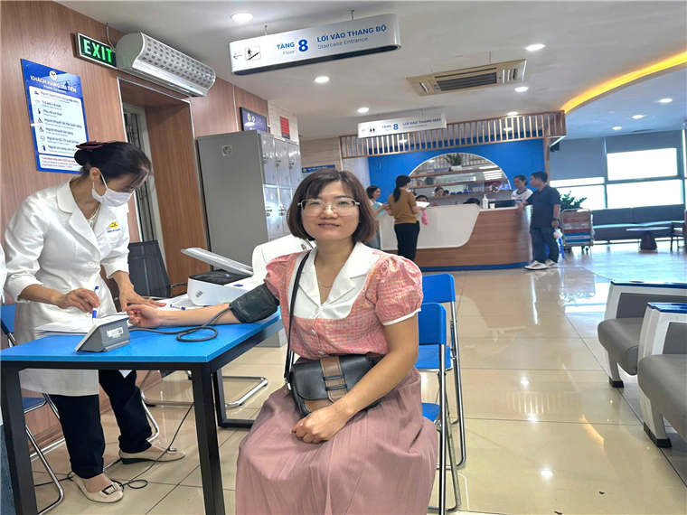 Ảnh có chứa trang phục, người, trong nhà, đồ đạc
Mô tả được tạo tự động