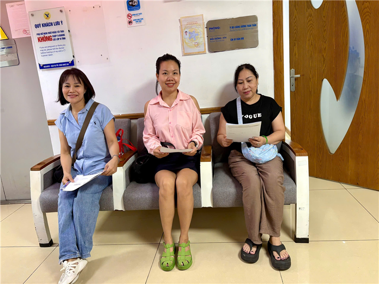 Ảnh có chứa trang phục, người, giày dép, Mặt người

Mô tả được tạo tự động