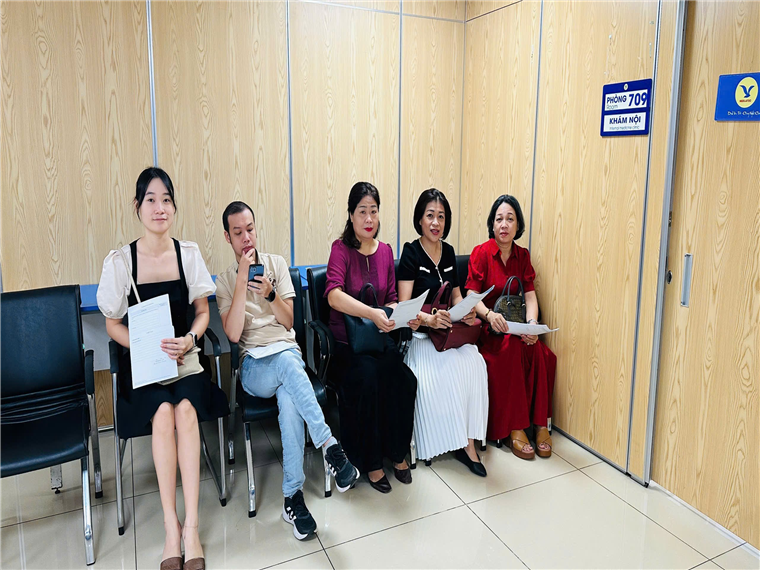 Ảnh có chứa trang phục, người, giày dép, tường
Mô tả được tạo tự động